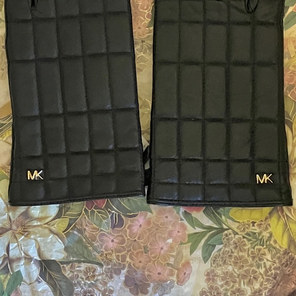 Quilted Leather Tech Gloves by MICHAEL KORS - Picture 4 of 4